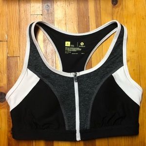 Front zip sports bra